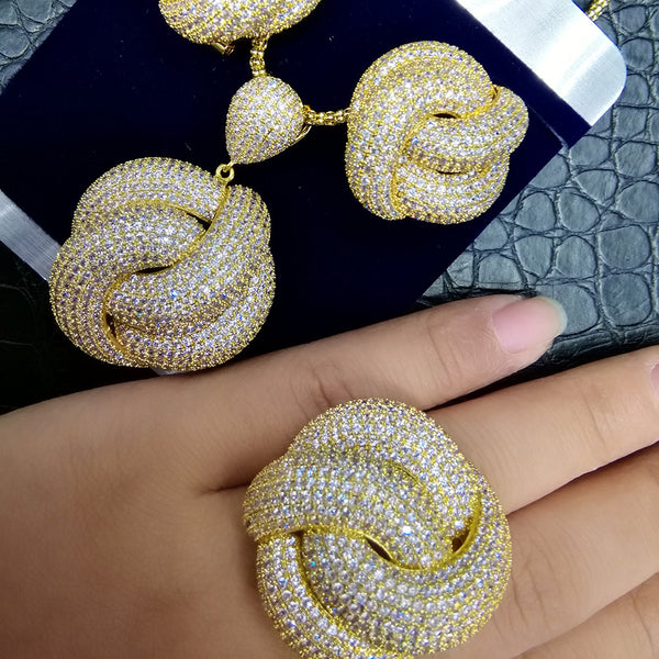 Conjunto de 3 anillos, collar y pendientes de lujo con circonita cúbica y cristal.