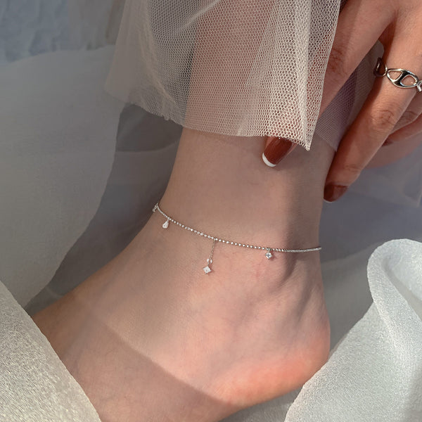 Pulsera de tobillo con cuentas de cristal brillante y cadena de color plateado