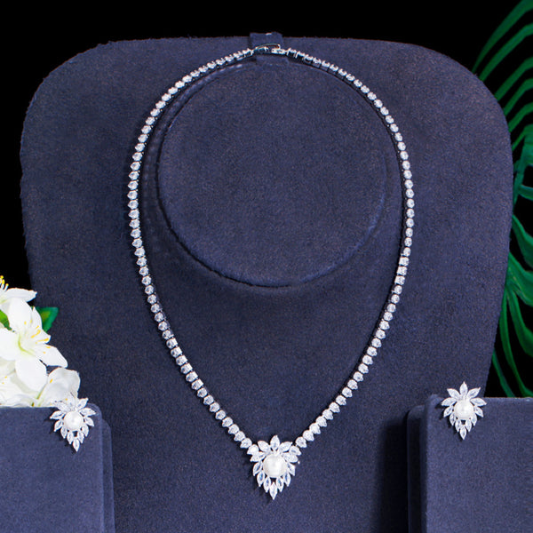 Conjunto de joyería con colgante, collar y pendientes con diseño de flor de perla blanca brillante