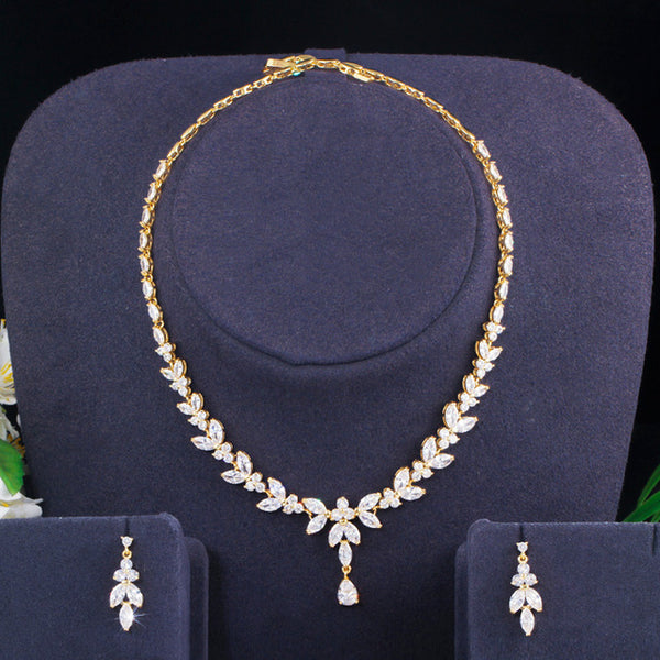 Conjunto de joyería nupcial de lujo con circonita cúbica, collar y pendientes en oro amarillo.