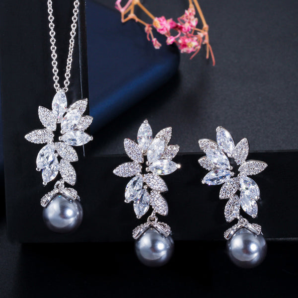 Collar largo y pendientes con forma de flor de circonita cúbica brillante