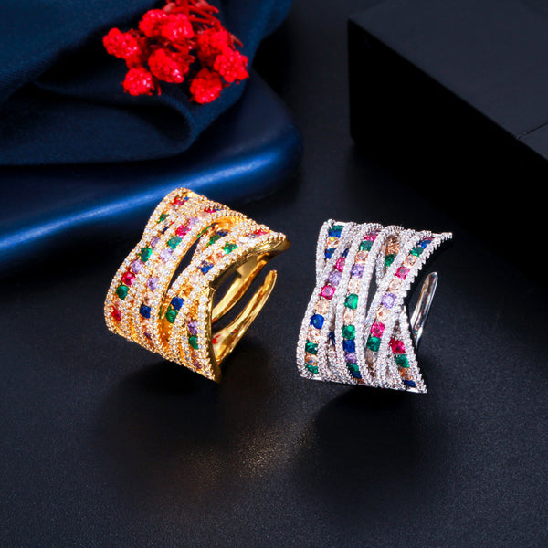 Anillo de compromiso con cruz grande y redonda de oro amarillo con pavé de circonitas cúbicas de colores para fiesta