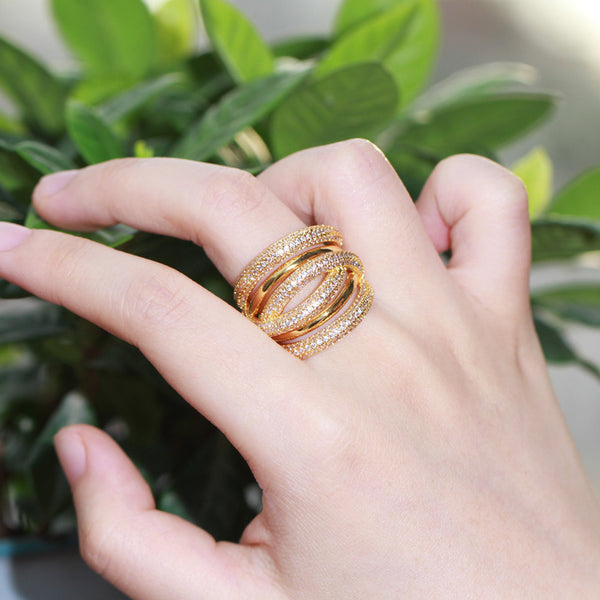 Anillos de compromiso nupciales con forma geométrica y engaste pavé de circonitas cúbicas
