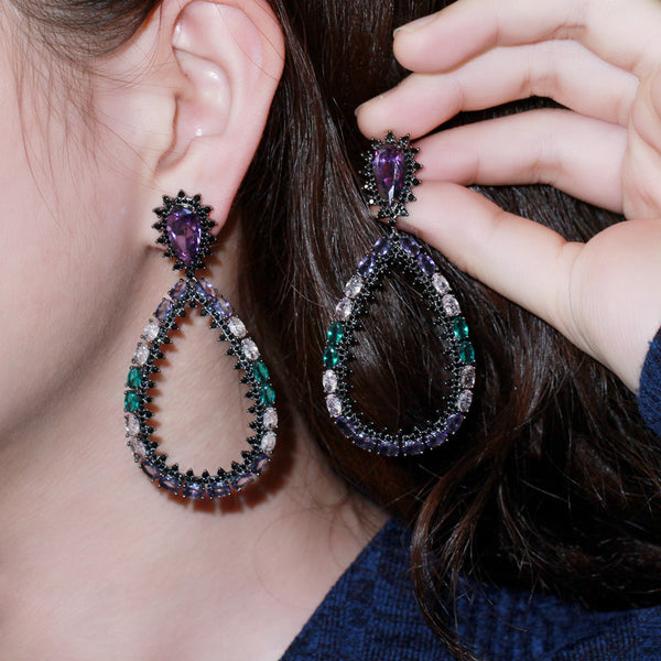 Pendientes largos con forma de gota de agua hueca grande con circonitas cúbicas multicolores en oro negro