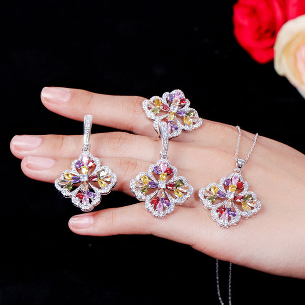 Conjunto de pendientes, collar y anillos con flores grandes de topacio y circonita cúbica de colores