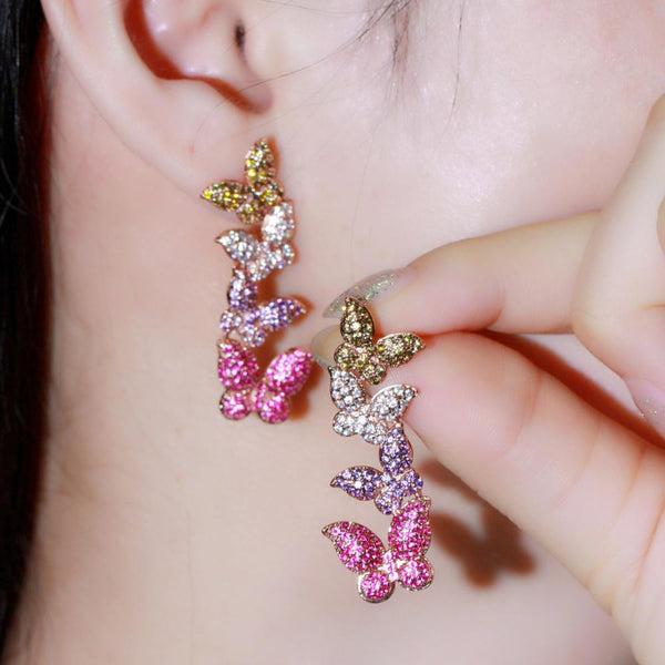 Pendientes largos de oro rosa 585 con mariposas multicolor y circonitas cúbicas rojas