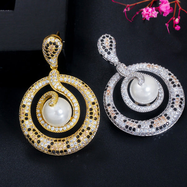 Pendientes colgantes de perla redonda grande con diseño de serpiente en oro de 18 quilates