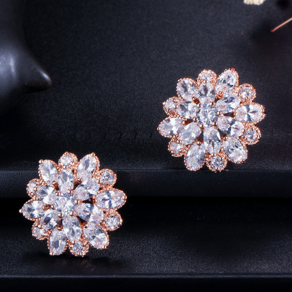 Pendientes elegantes de circonita cúbica con flores grandes y florecientes