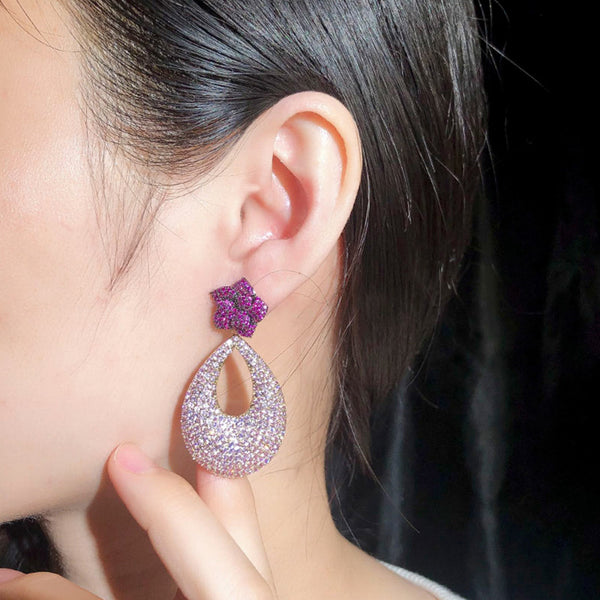 Pendientes largos colgantes con forma de gota de agua grande, color dorado, con flor rosa y roja de CZ para mujer