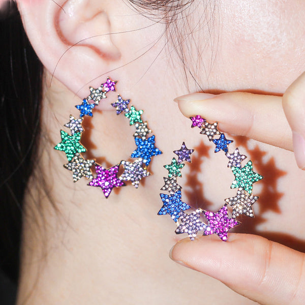 Pendientes bohemios de circonita cúbica con forma de estrella de la suerte grande y simétricos en color dorado