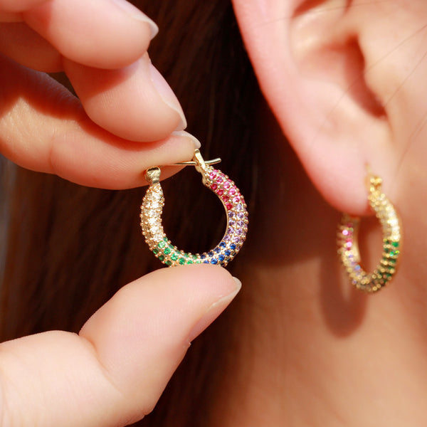 Pendientes de aro con micro circonitas cúbicas azules y verdes pavé de oro amarillo, bonitos y redondos.