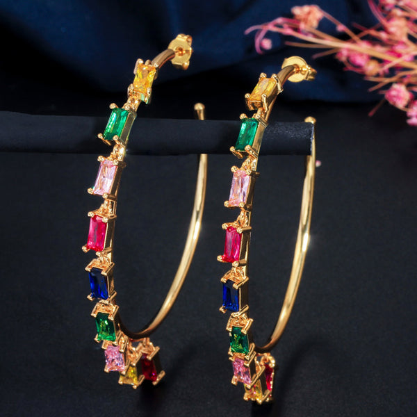 Lujosos pendientes de aro colgantes de oro amarillo con cristales de circonita cúbica de colores brillantes y cuadrados.