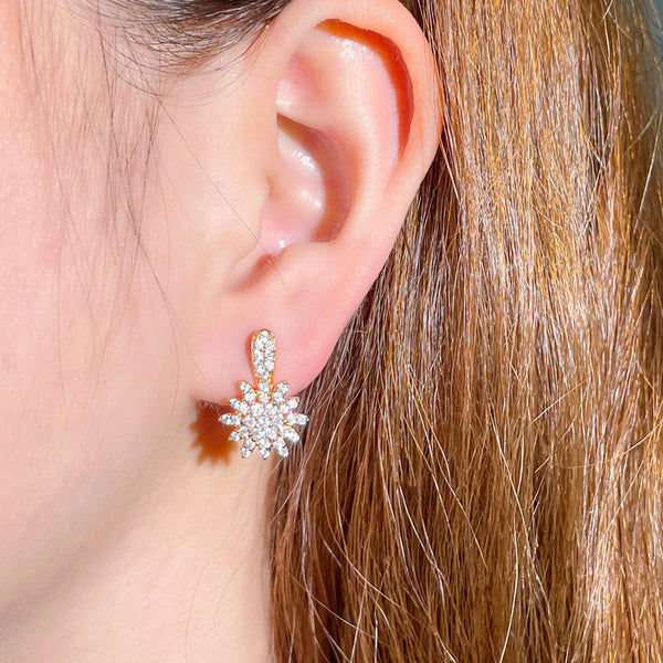 Pendientes de aro de oro amarillo con cristales de circonita cúbica brillantes y delicados en forma de flor
