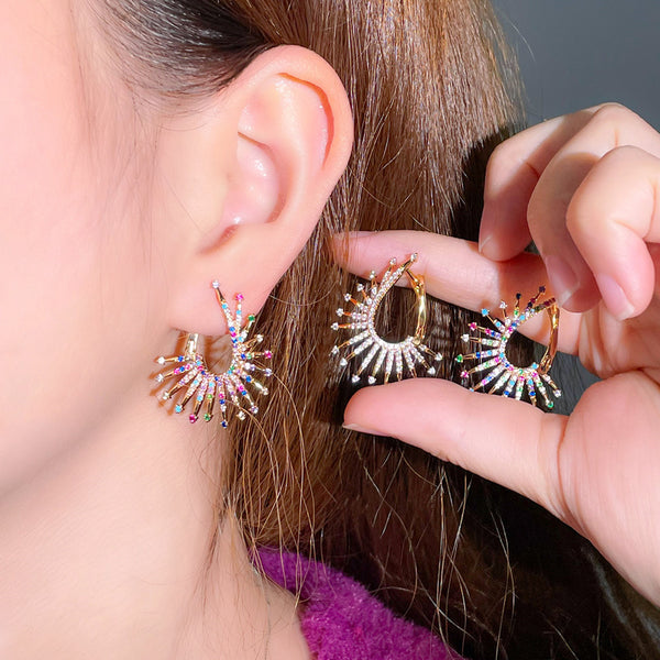 Hermosos aretes colgantes de circonita cúbica en oro amarillo con fuegos artificiales multicolor y cierre fácil.