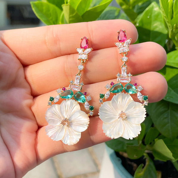 Hermosos pendientes largos colgantes de boda con borlas y flor de concha grande con inserto de circonita cúbica de color