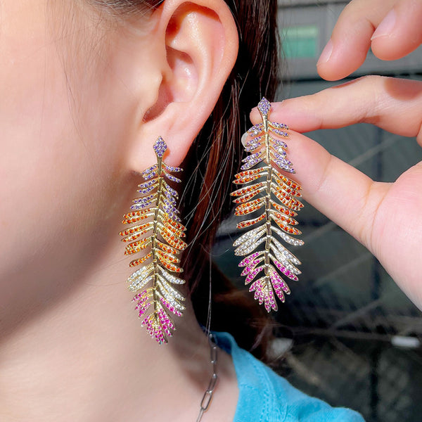 Pendiente largo chapado en oro con circonita cúbica multicolor y diseño retro de hojas y plumas