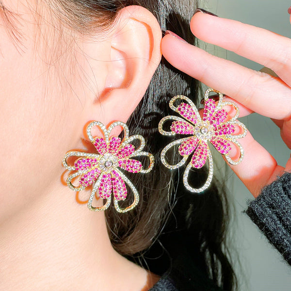 Pendientes colgantes con circonitas cúbicas y flor roja de gran tamaño en oro amarillo