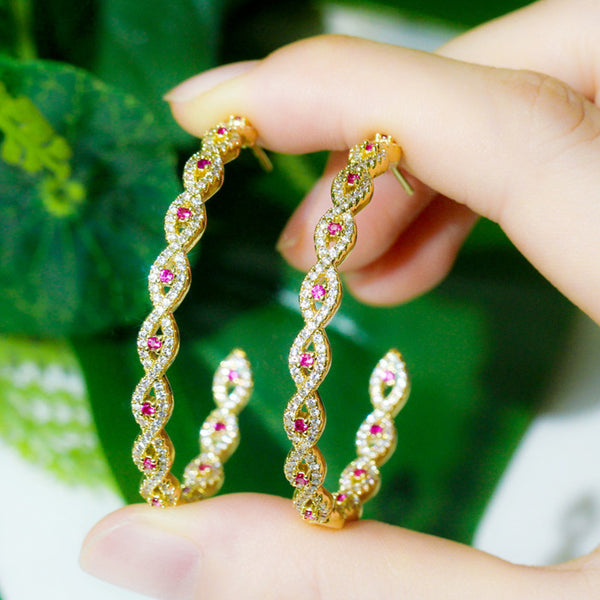 Pendiente de aro grande con circonita cúbica redonda, color oro amarillo y rosa intenso.