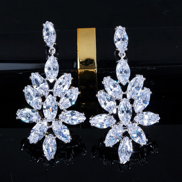 Accesorios de novia de moda con circonitas cúbicas brillantes y largas, pendientes con forma de flor grande.