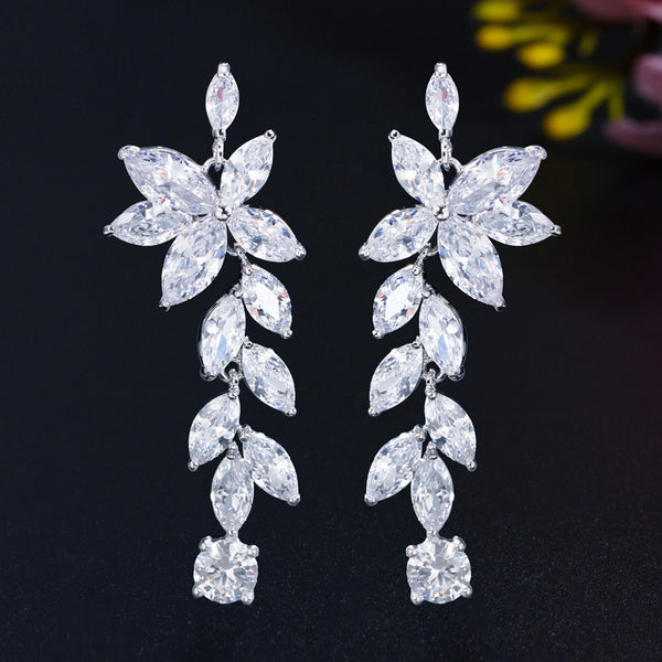 Pendientes largos con elegante diseño de hoja y circonitas cúbicas blancas