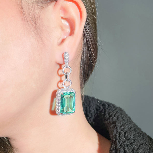 Pendientes largos colgantes con circonita cúbica cuadrada grande en color plata y cristal azul claro