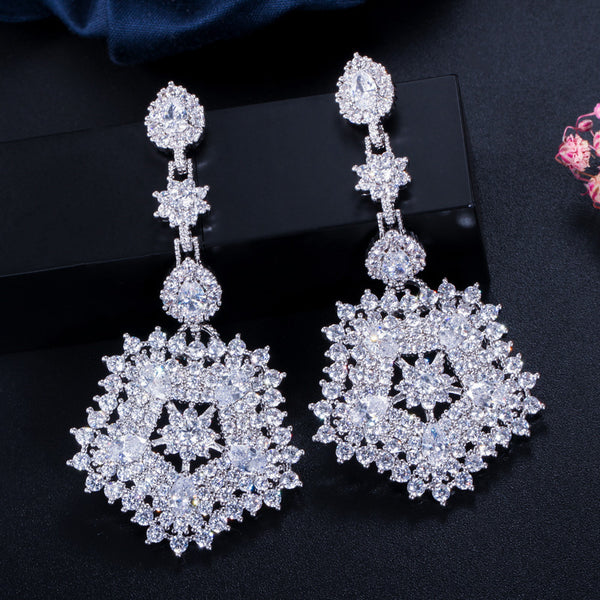 Pendientes largos con flor grande y pavé de circonitas cúbicas