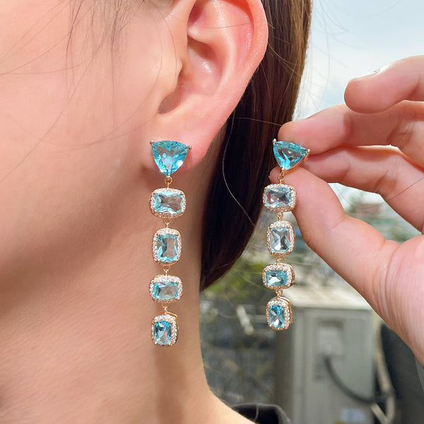 Pendientes colgantes geométricos con borlas largas doradas y circonitas cúbicas azul claro