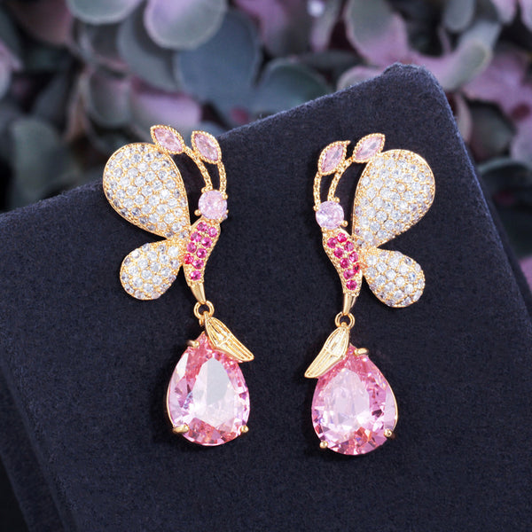 Pendientes largos chapados en oro con mariposa y gota de agua de cristal CZ rosa para mujer