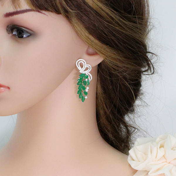 Pendientes largos simétricos de moda color plata con forma de hoja y piedra de circonita verde