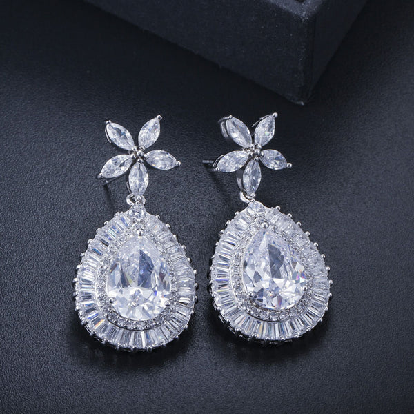 Pendientes largos con corte de agua y circonita cúbica AAA+