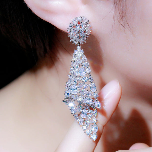 Pendientes largos y huecos con forma cúbica, geométricos, blancos y brillantes, para fiesta de compromiso.
