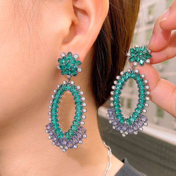 Pendientes largos geométricos con cristales de circonita cúbica verde y morado en oro negro