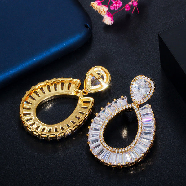Pendientes de lujo con circonita blanca brillante y grandes gotas de agua.