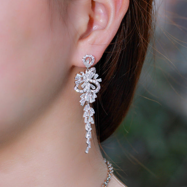 Pendientes largos con lazo y forma de nudo de circonita cúbica blanca brillante para mujer