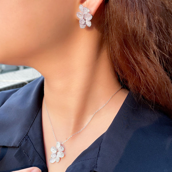 Conjunto de collar y pendientes con colgante y diseño de hojas y flores de circonita cúbica brillante.