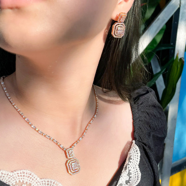 Conjunto de joyería nupcial con colgante cuadrado de circonita cúbica blanca y dorada, collar y pendientes.
