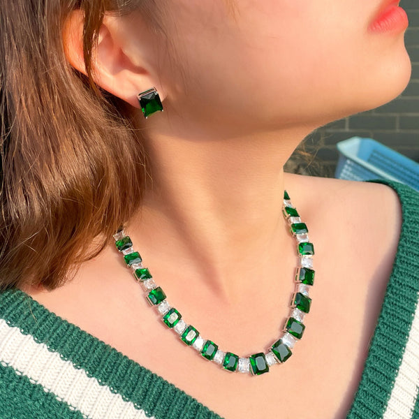 Conjunto de joyería de compromiso con collar, gargantilla y pendientes de botón con eslabones cuadrados grandes de circonita cúbica verde y blanca