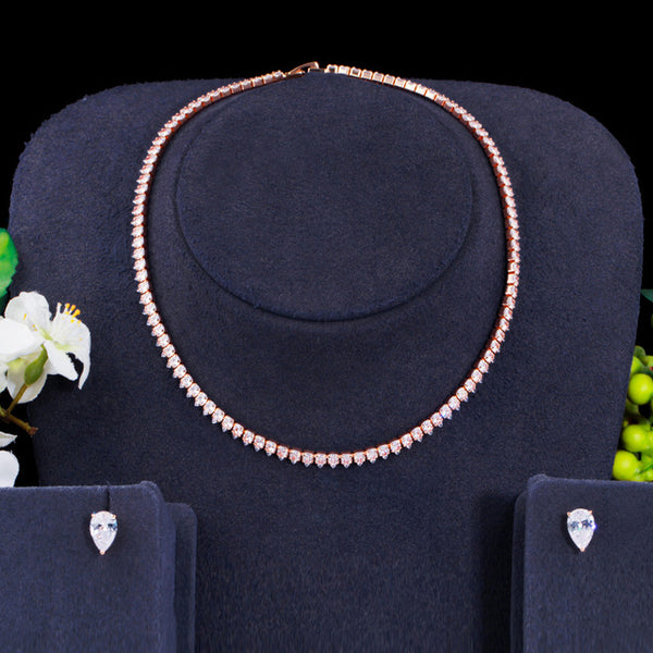 Conjunto de aretes tipo gargantilla con cristales de circonita cúbica blanca y dorada con forma de gota de agua para fiestas de disfraces.