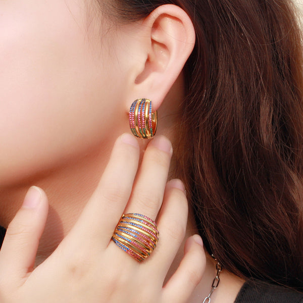 Conjuntos de aretes y anillos circulares de oro amarillo con micro circonitas multicolores pavimentadas