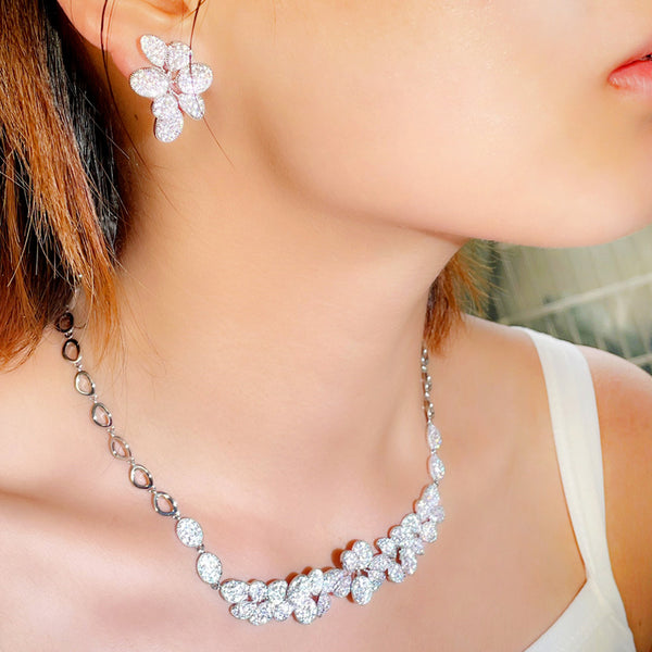 Conjunto de collar y pendientes de gargantilla con dije de hoja de circonita cúbica plateada para mujer