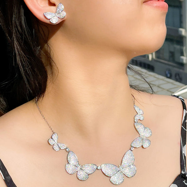 Conjunto de joyería con diseño de mariposa, color plata, con circonitas cúbicas brillantes, collar y pendientes para boda.