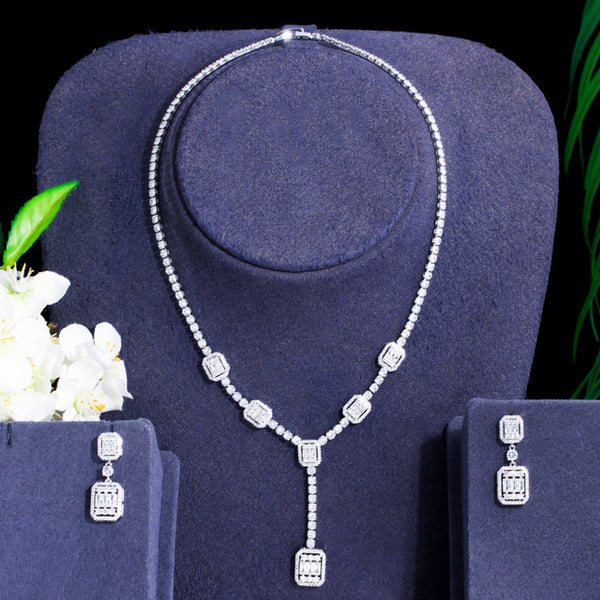 Conjunto de collar y pendientes con colgante cuadrado largo de circonita cúbica para fiesta de compromiso