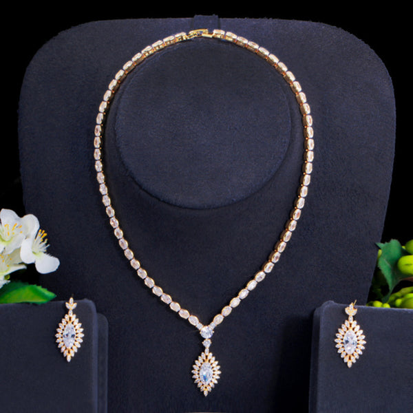 Conjunto de collar y pendientes largos con colgante y forma de marquesa para vestido de novia con brillantes cristales de circonita cúbica.