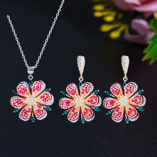 Conjunto de collar y pendientes con circonitas cúbicas en color dorado y flor roja y verde grande