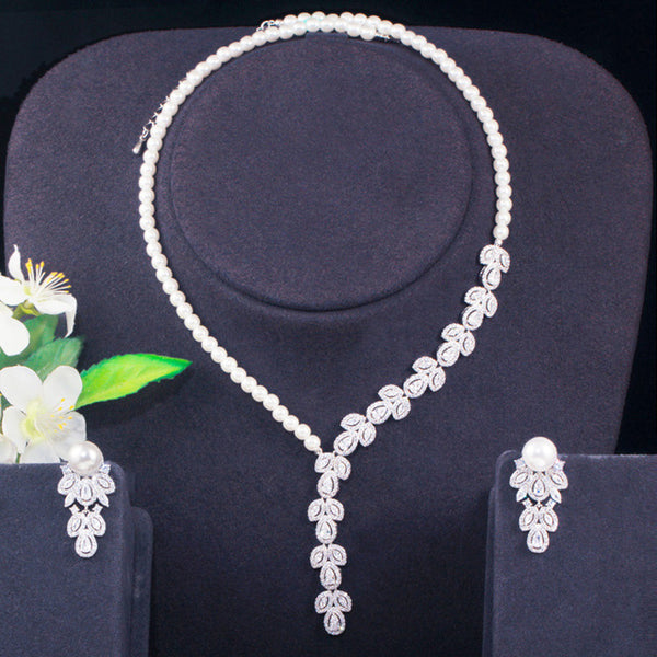 Conjunto de collar y pendientes largos de perla simulada con hojas de cristal de circonita cúbica