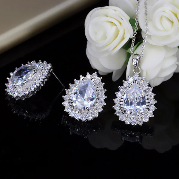 Conjunto de collar y pendientes de gota de agua de gran tamaño con circonita cúbica en color plata.