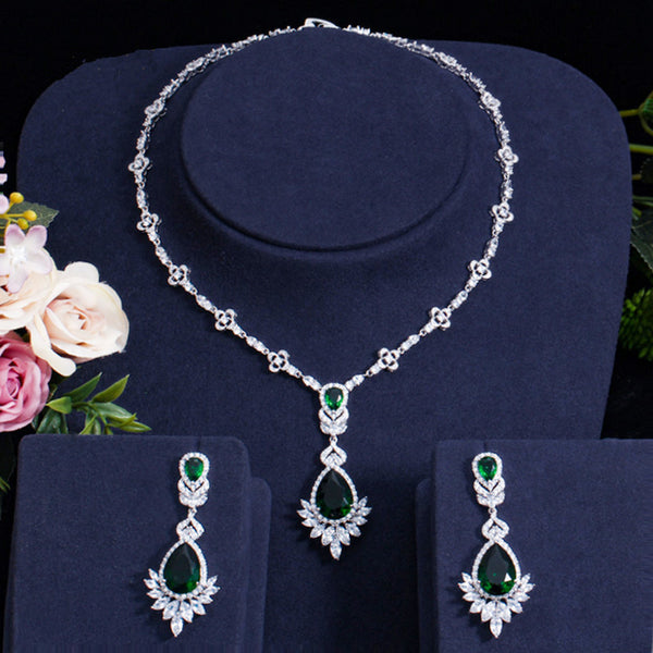 Conjunto de collar y pendientes con colgante de gota de agua larga