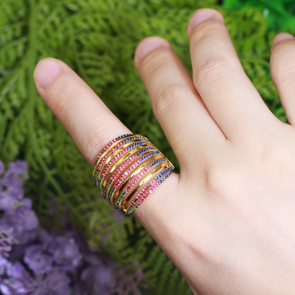 Anillos de boda de diseño de lujo con circonitas cúbicas arcoíris y múltiples círculos ajustables en oro amarillo.
