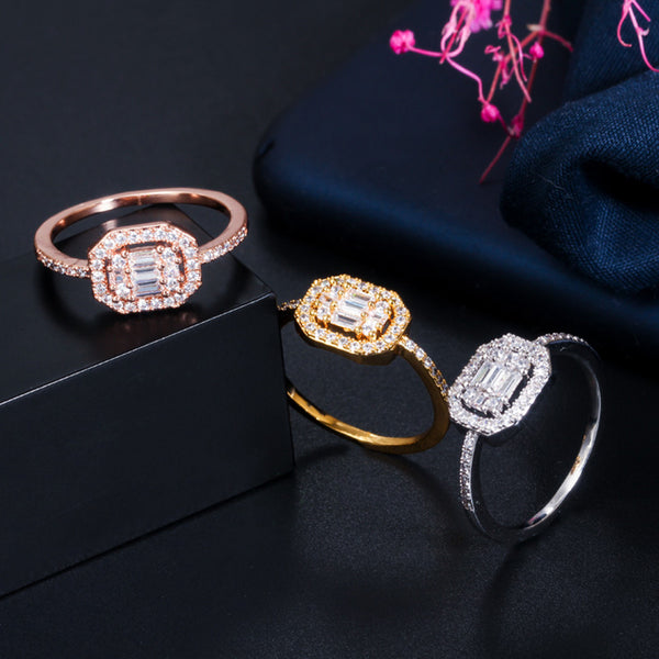 Anillos Verlovings grandes de oro rosa con circonitas cúbicas brillantes y corte princesa clásico