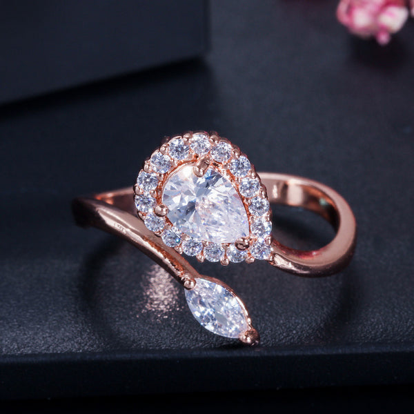 Anillo de compromiso para mujer con doble circonita cúbica en color dorado